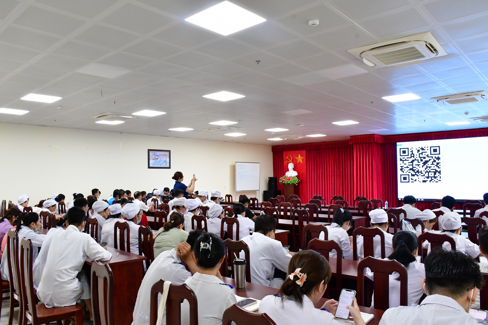 KẾT THÚC LỚP TẬP HUẤN “CHĂM SÓC THIẾT YẾU BÀ MẸ, TRẺ SƠ SINH TRONG NGAY SAU SINH VÀ SAU MỔ LẤY THAI”