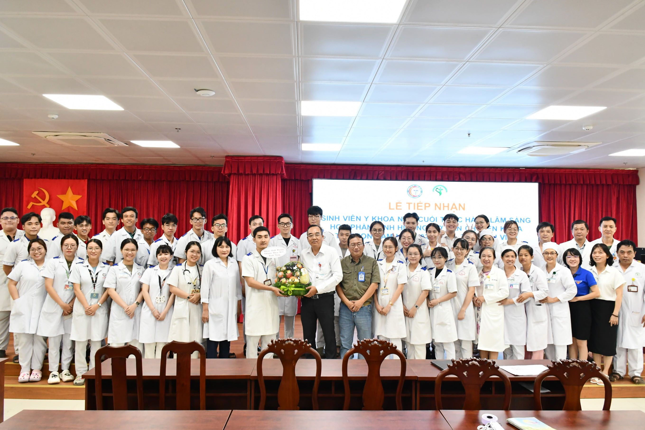 LỄ TIẾP NHẬN SINH VIÊN ĐH Y DƯỢC CẦN THƠ NĂM CUỐI ĐẾN THỰC HÀNH LÂM SÀNG TẠI BỆNH VIỆN