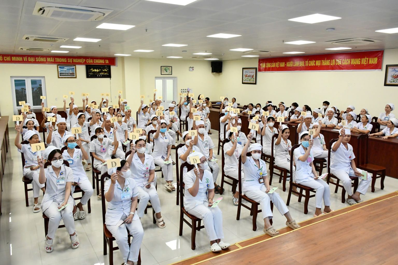 ĐIỀU DƯỠNG, HỘ SINH, KỸ THUẬT Y CÙNG “RUNG CHUÔNG VÀNG” GIÀNH GIẢI THƯỞNG