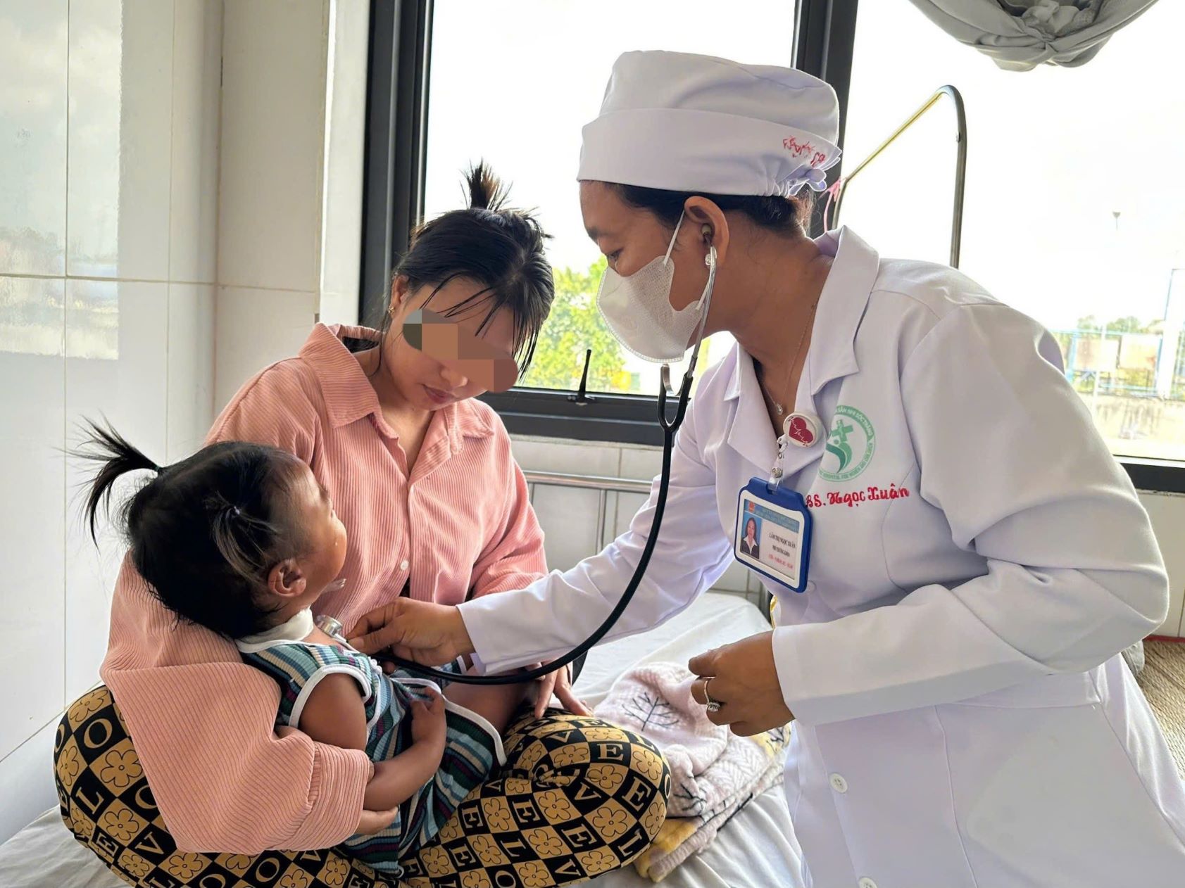 CỨU SỐNG BÉ GÁI 20 THÁNG BỊ TAY CHÂN MIỆNG ĐỘ 4 NẶNG