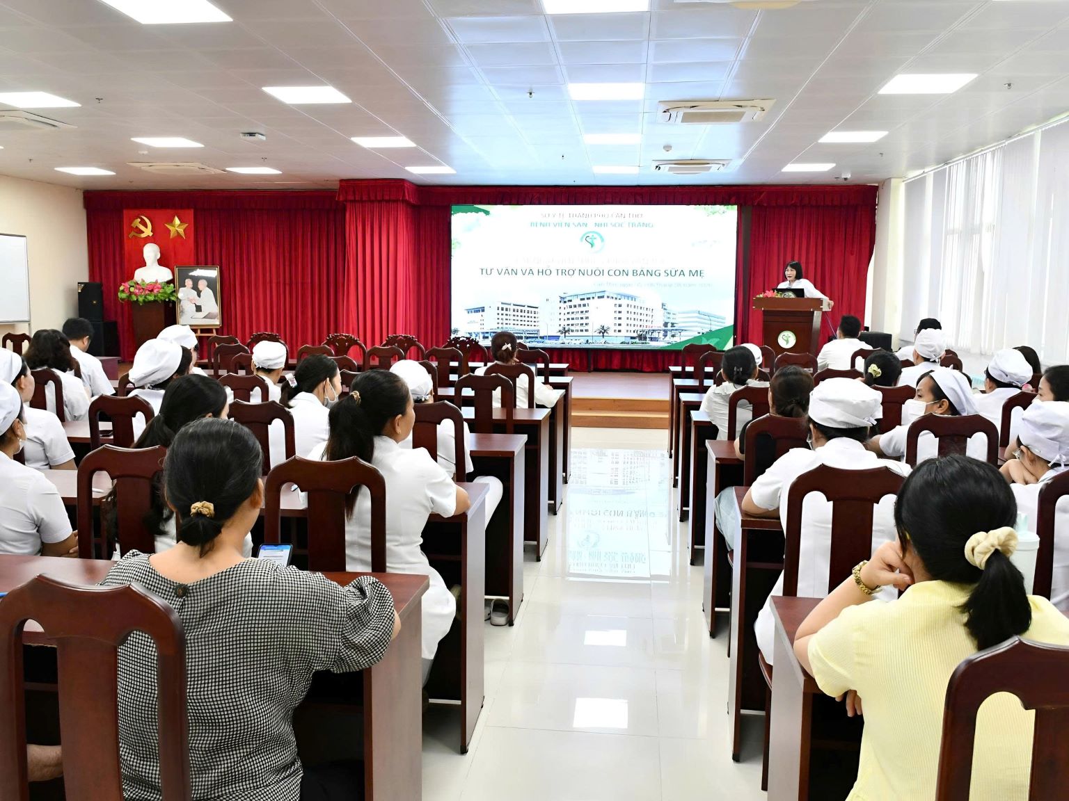 ĐÀO TẠO “TƯ VẤN VÀ HỖ TRỢ NUÔI CON BẰNG SỮA MẸ” CHO NHÂN VIÊN Y TẾ