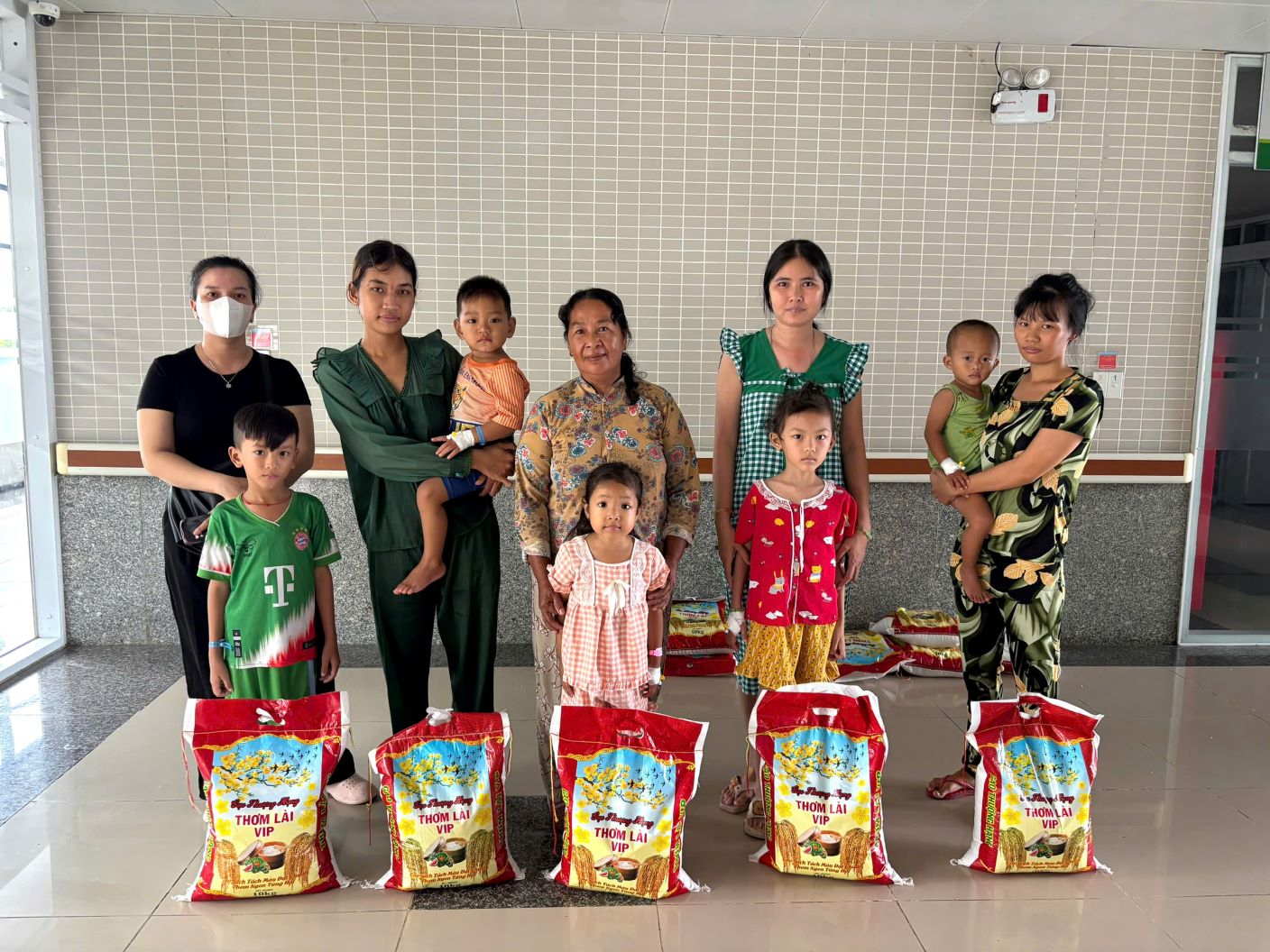 TRAO TẶNG 640KG GẠO CHO BỆNH NHÂN KHÓ KHĂN VÀ BẾP ĂN TỪ THIỆN