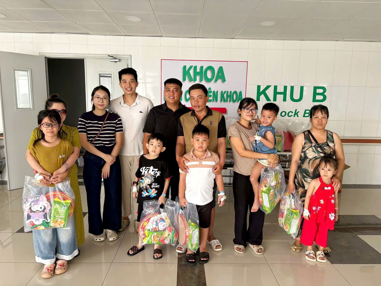 100 PHẦN QUÀ TRUNG THU TỪ NHỮNG TẤM LÒNG HẢO TÂM GỬI ĐẾN BỆNH NHI